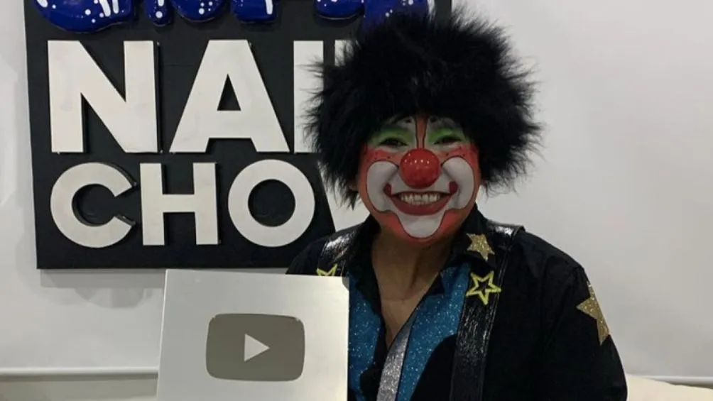 El payaso recibiendo su placa de YouTube
