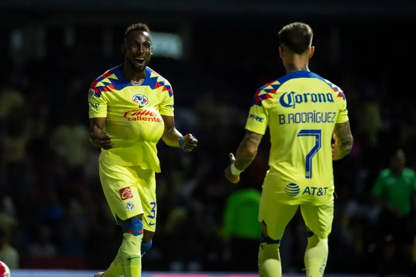 Quiñones en celebración de gol con América