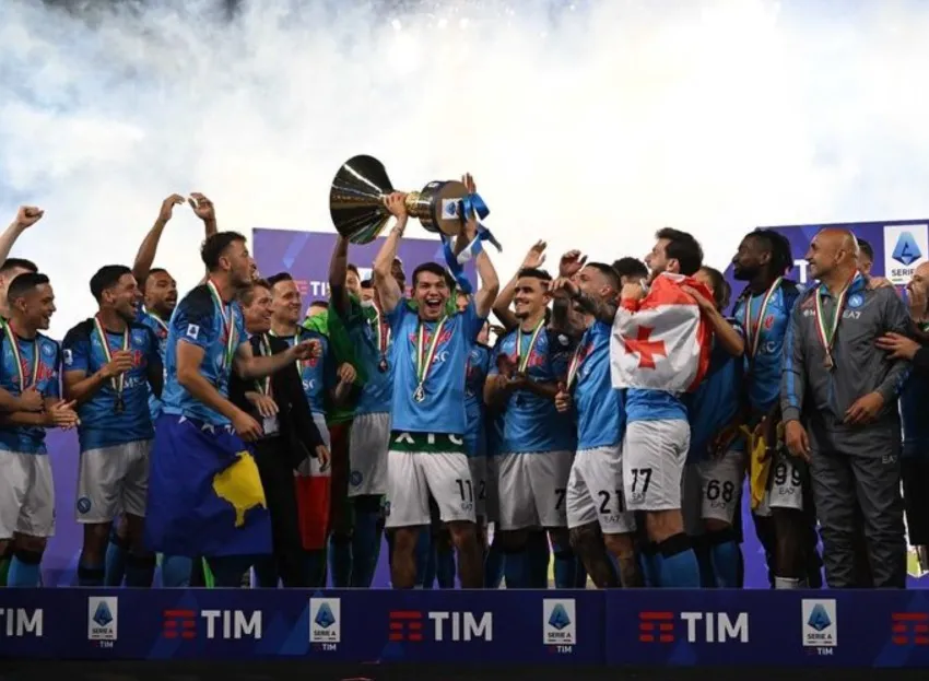 Chucky Lozano, campeón con el Napoli