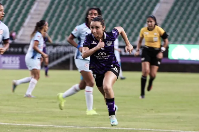 Mazatlán Femenil enfrentando al Cruz Azul