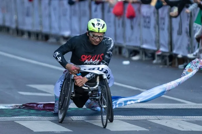 Miguel Pontón Martín Velasco cruzando la meta