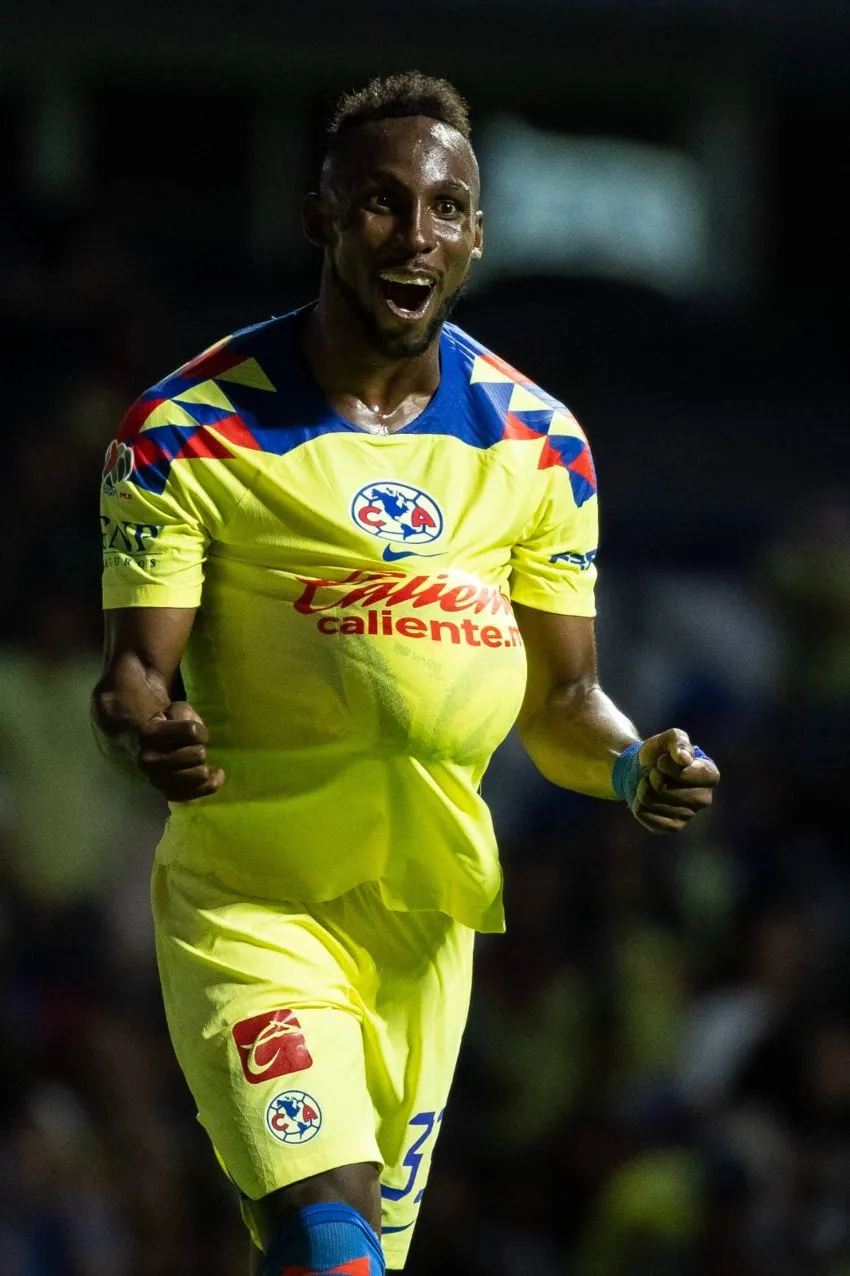 Quiñones en celebración de gol con América