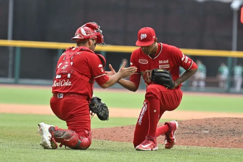 Diablos tras el triunfo en el Estadio Alfredo Harp Helú