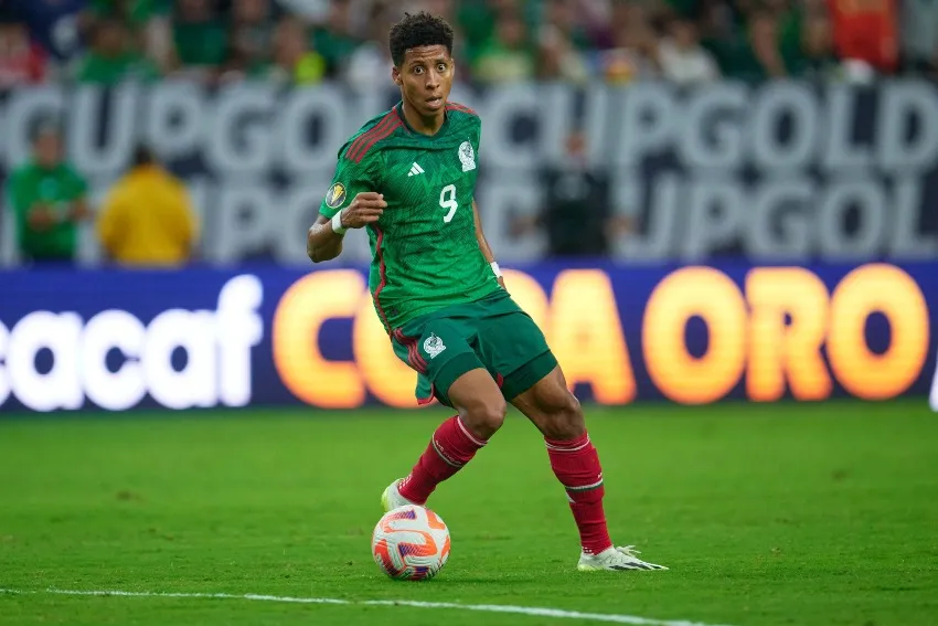 Ozziel Herrera en un juego del Tri