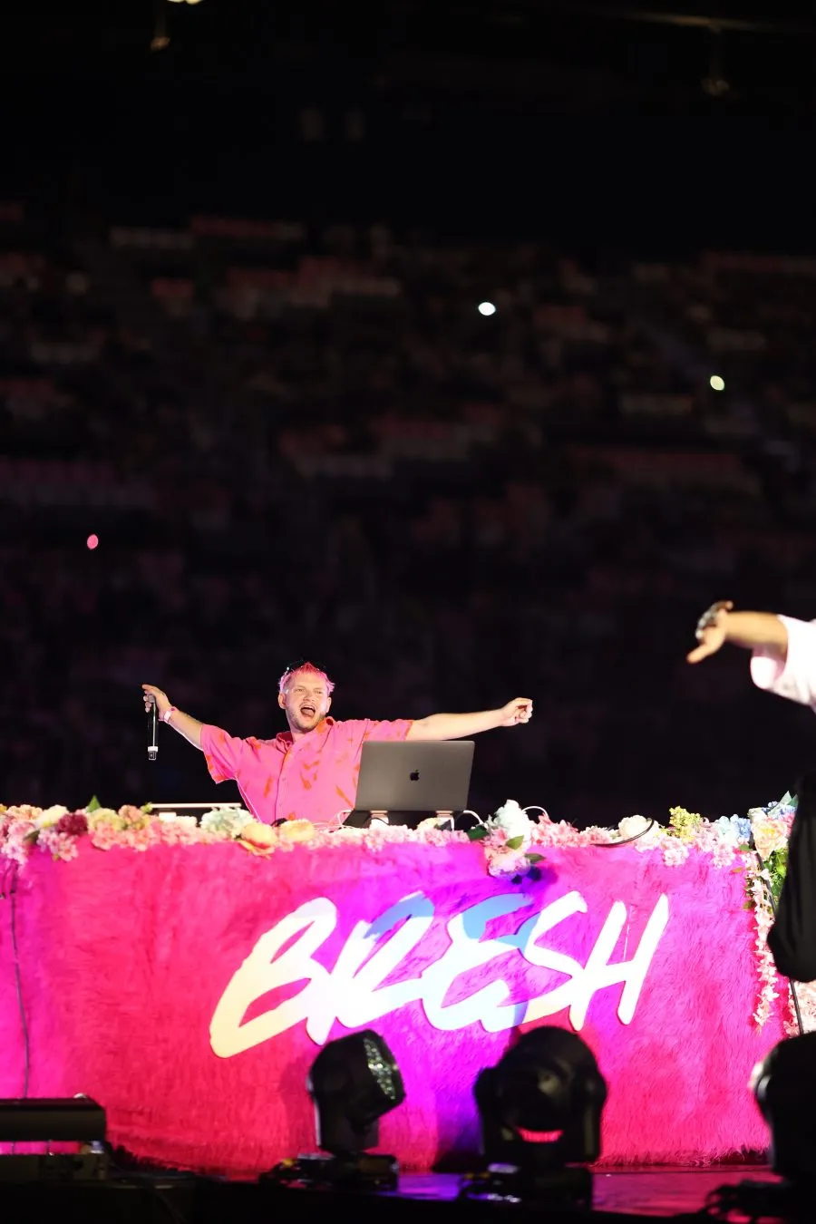 Alejandro 'BRODER' Saporiti le dio la bienvenida.