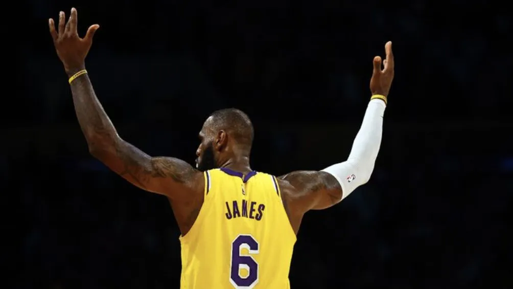 LeBron James usando el 6 con los Lakers