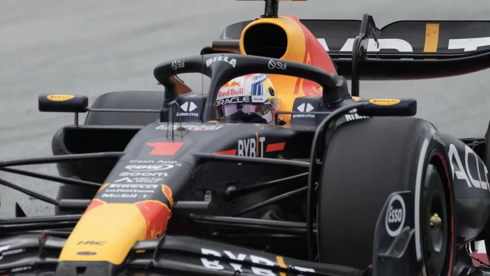 Max Verstappen a bordo de su RB18