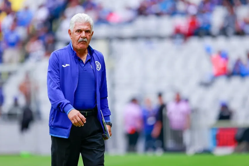 Tuca Ferretti en un partido de Cruz Azul