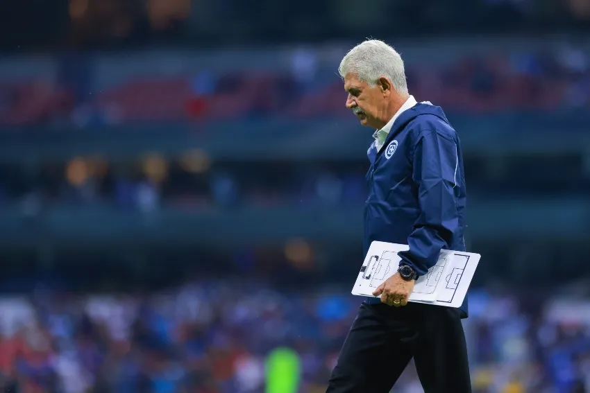 Tuca Ferretti en un partido de Cruz Azul