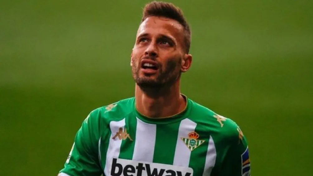 Sergio Canales en partido con el Real Betis