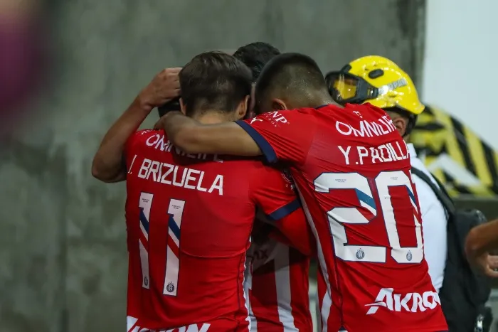 MEXSPORT Jugadores de Chivas festejan un gol