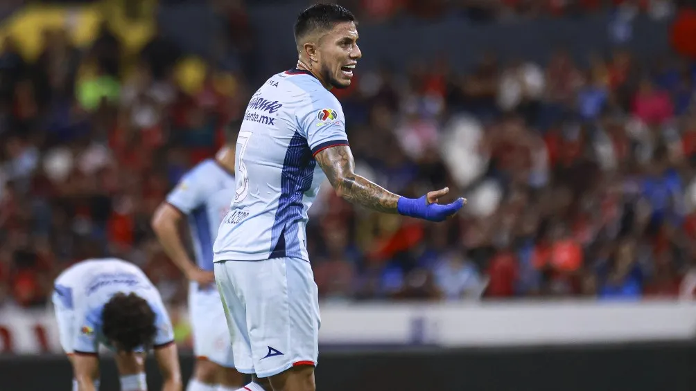 MEXSPORT Carlos Salcedo en partido con Cruz Azul