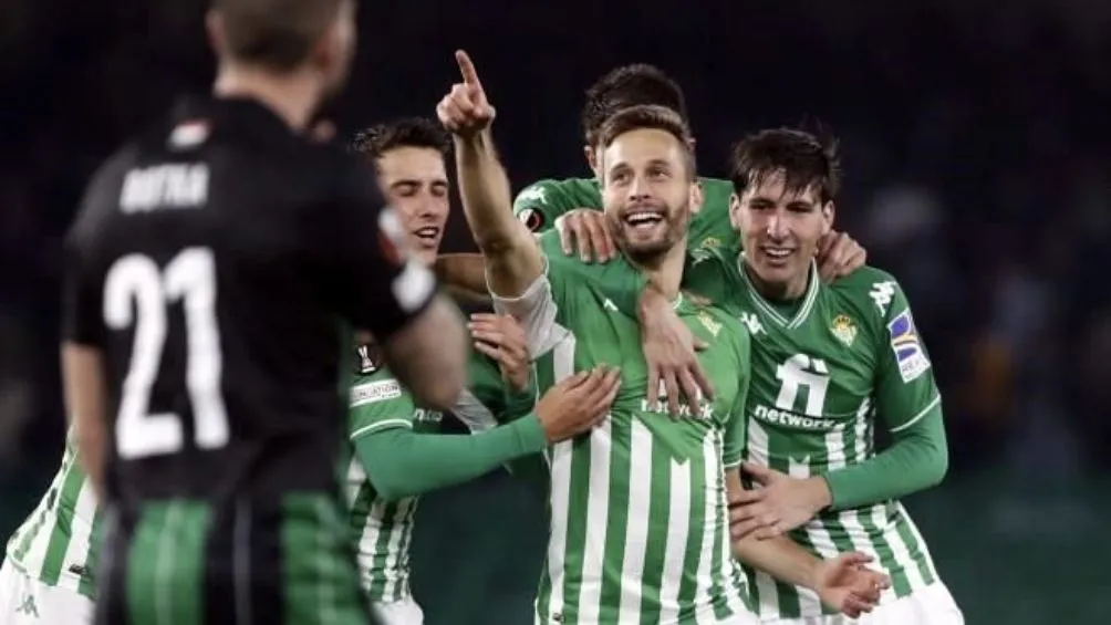 AP Canales celebra un gol con el Betis