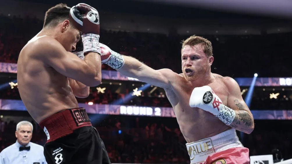 Canelo en la pelea ante Bivol