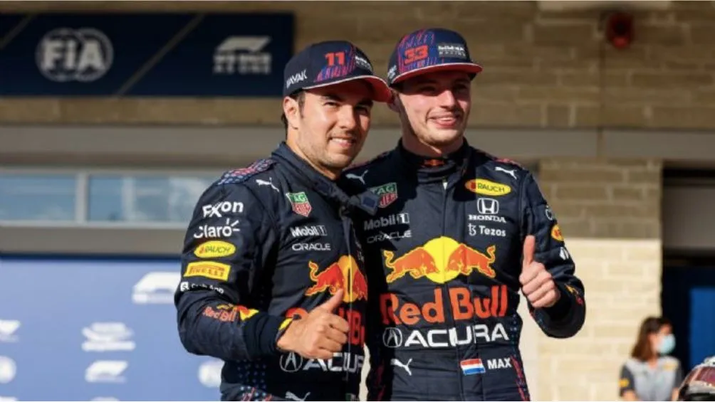 Pérez al lado de Max Verstappen