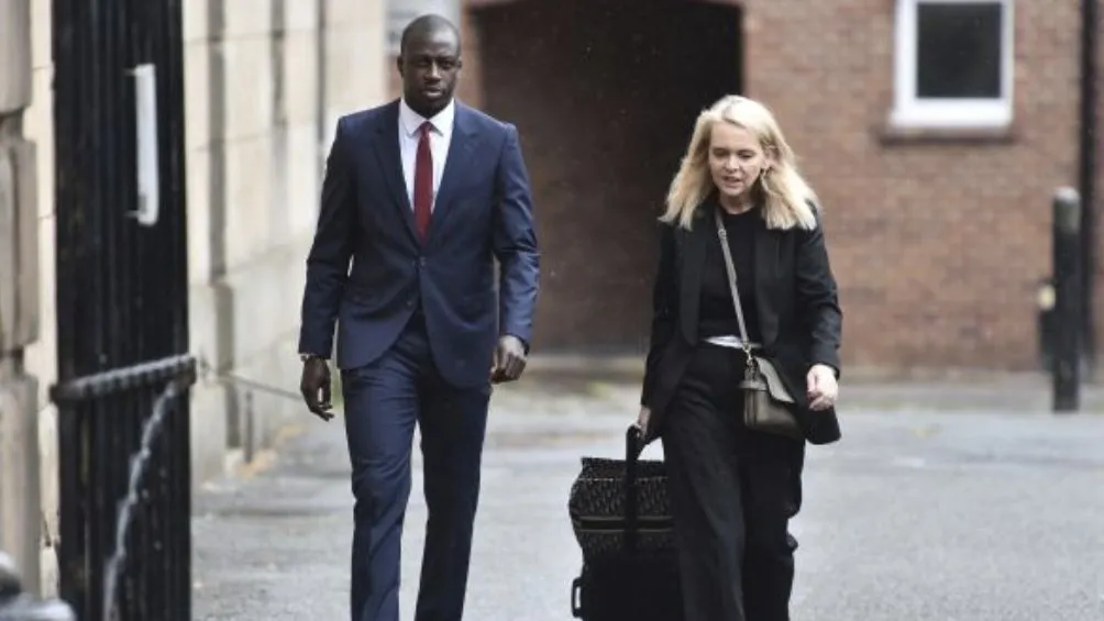 Mendy y su abogada saliendo de los juzgados en Londres