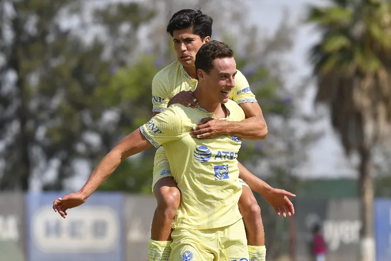 MEXSPORT Lozano celebrando un gol con el América