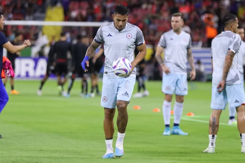 Carlos Salcedo previo a un juego con Cruz Azul