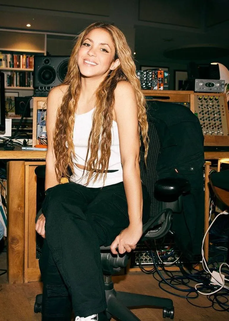 La colombiana se entera de la denuncia mientras graba nuevos temas.