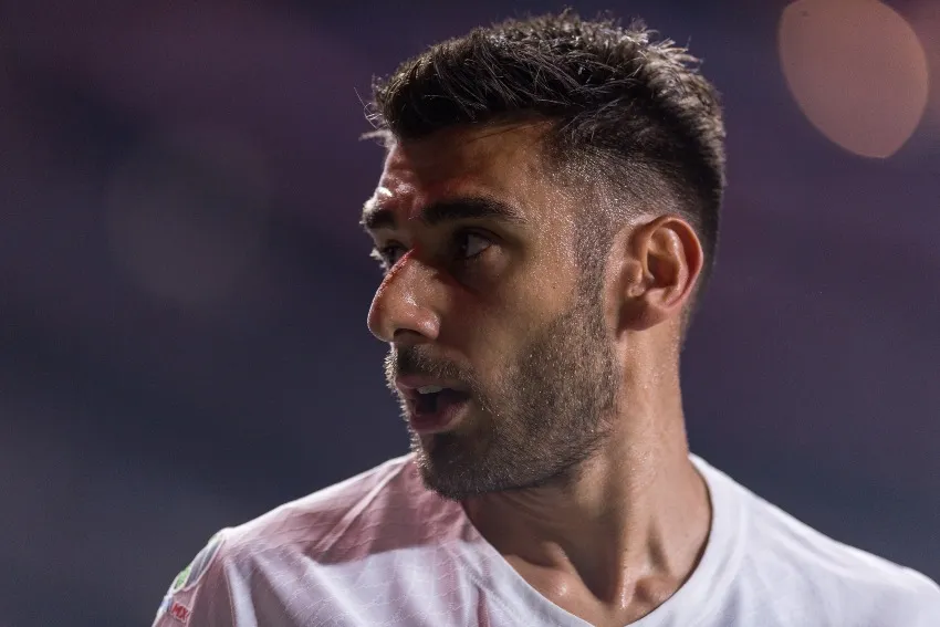Toto Salvio en un partido de Pumas