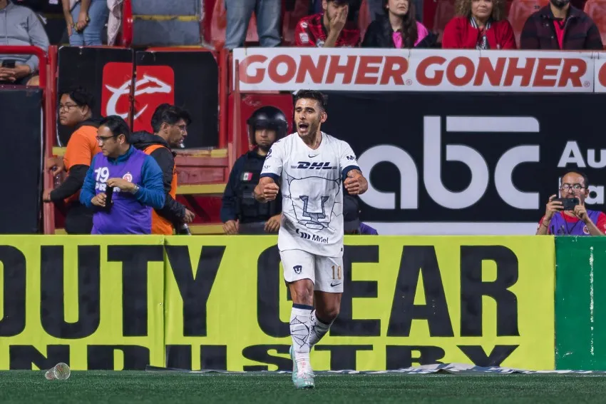 Toto Salvio en un partido de Pumas