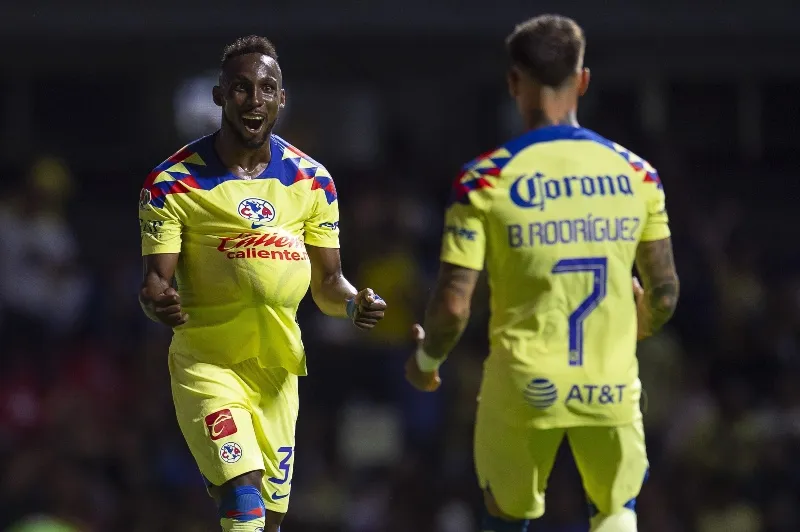 Brian Rodríguez celebrando el gol con Quiñones