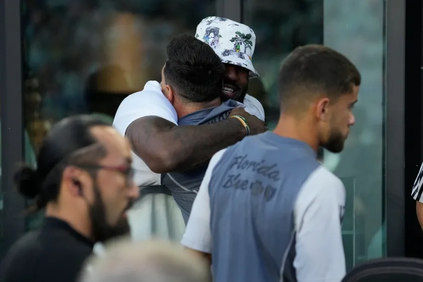 Abrazo entre Messi y LeBron