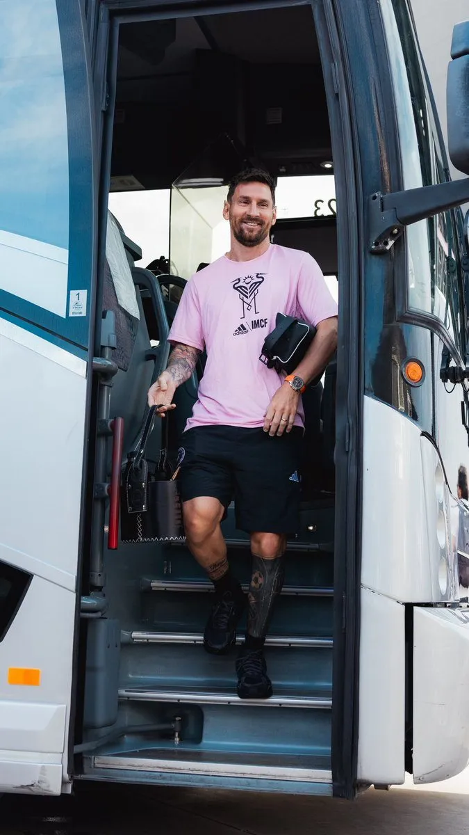 Messi llegando al juego contra Cruz Azul