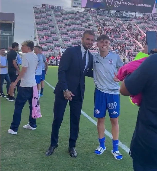 Josué Díaz junto a David Beckham