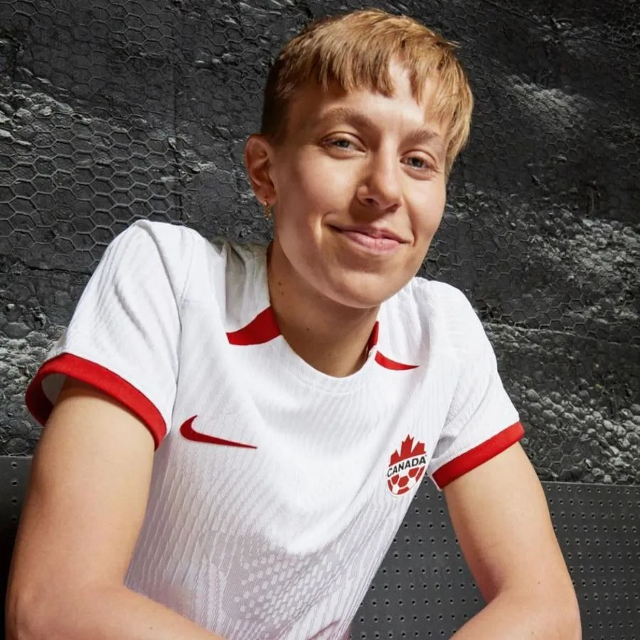 Quinn, primera persona no binaria en jugar un Mundial