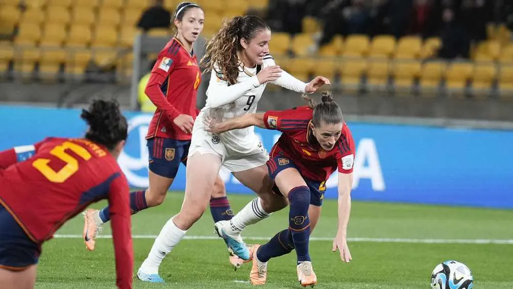 España ganó sin problemas