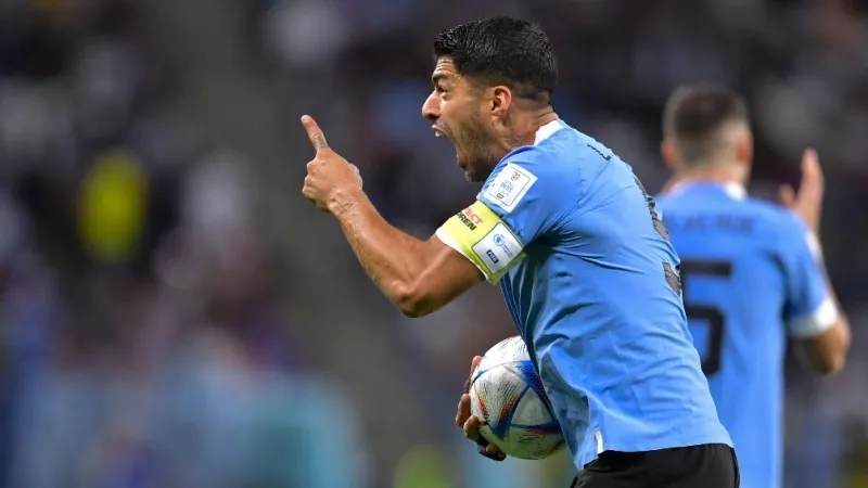 Suárez celebrando su gol con Uruguay