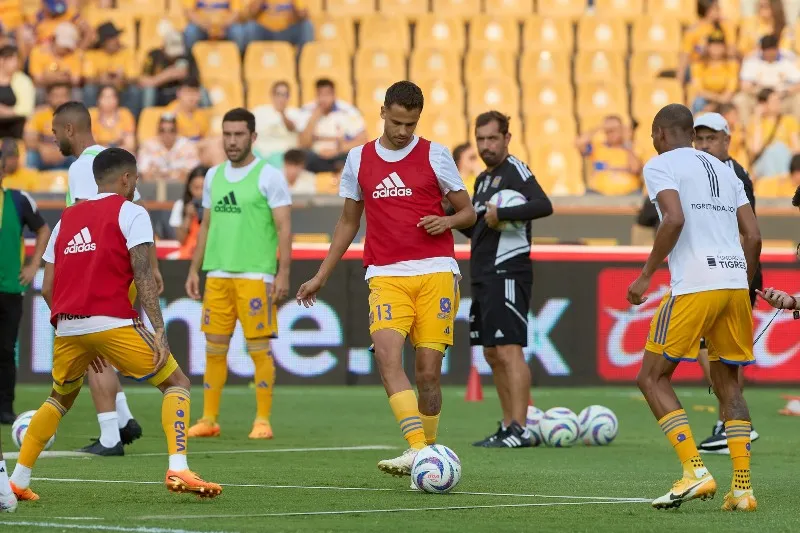 Reyes calentando previo al juego con Tigres