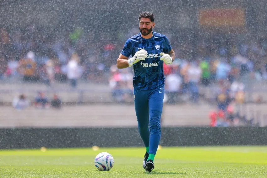 Gil Alcalá en entrenamiento de Pumas