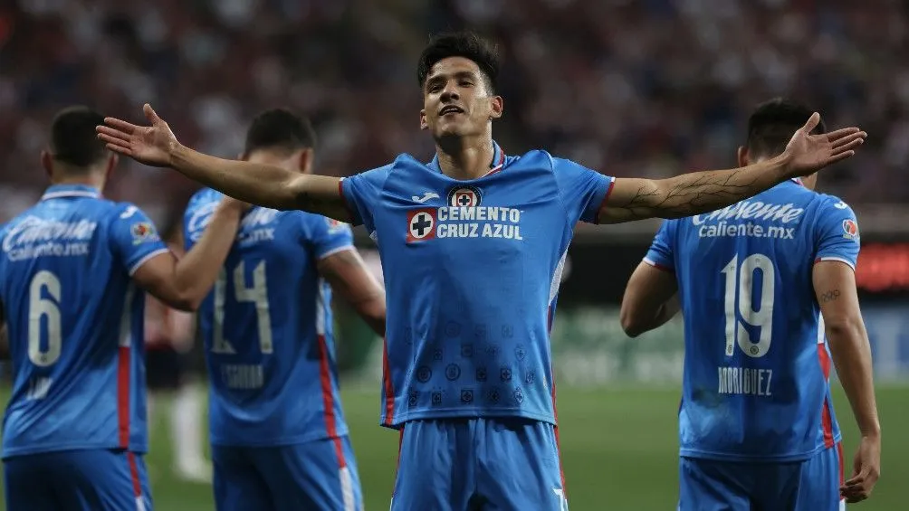 Antuna celebrando un gol con Cruz Azul