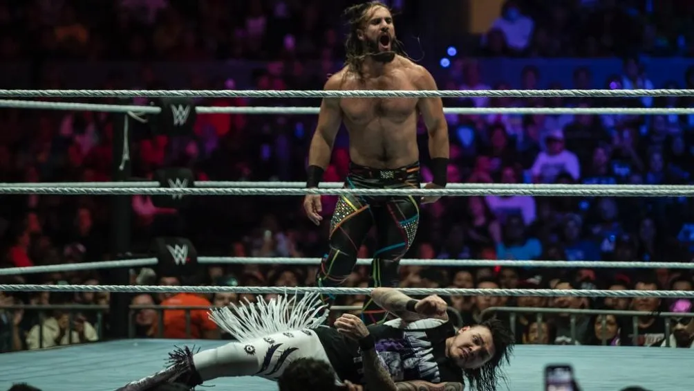 Dominik Mysterio no pudo con Seth Rollins