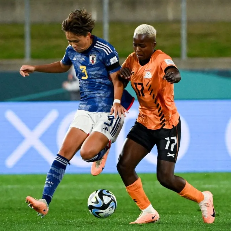 TWITTER @FIFAWWC Japón y Zambia disputando el balón