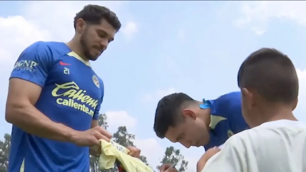 Zendejas y Henry firman la playera de Chalino