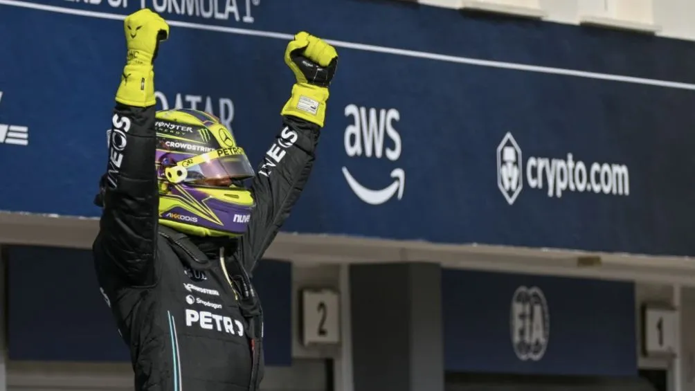 Hamilton celebra la pole en Hungría