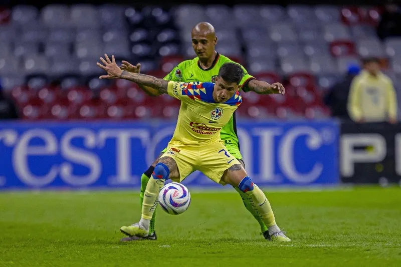 Brian Rodríguez jugando con el América