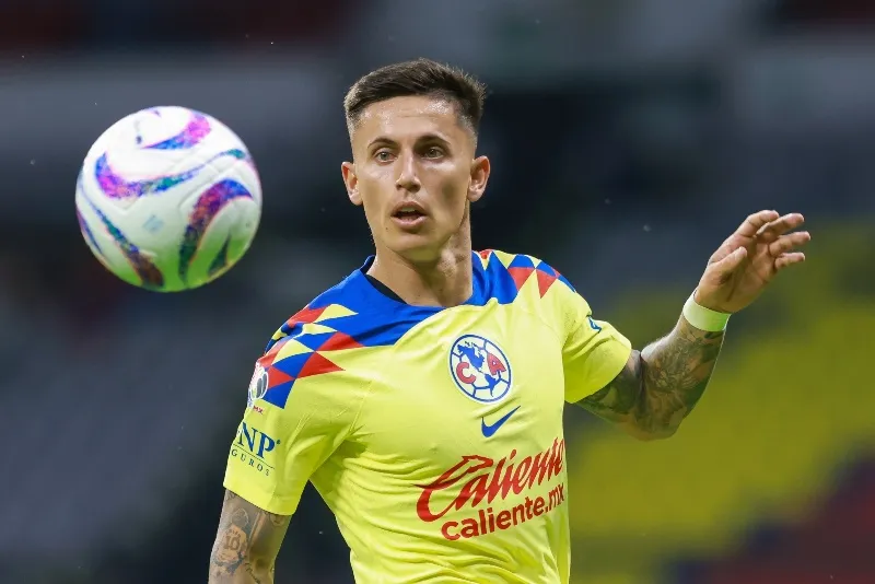 Brian Rodríguez con la playera del América