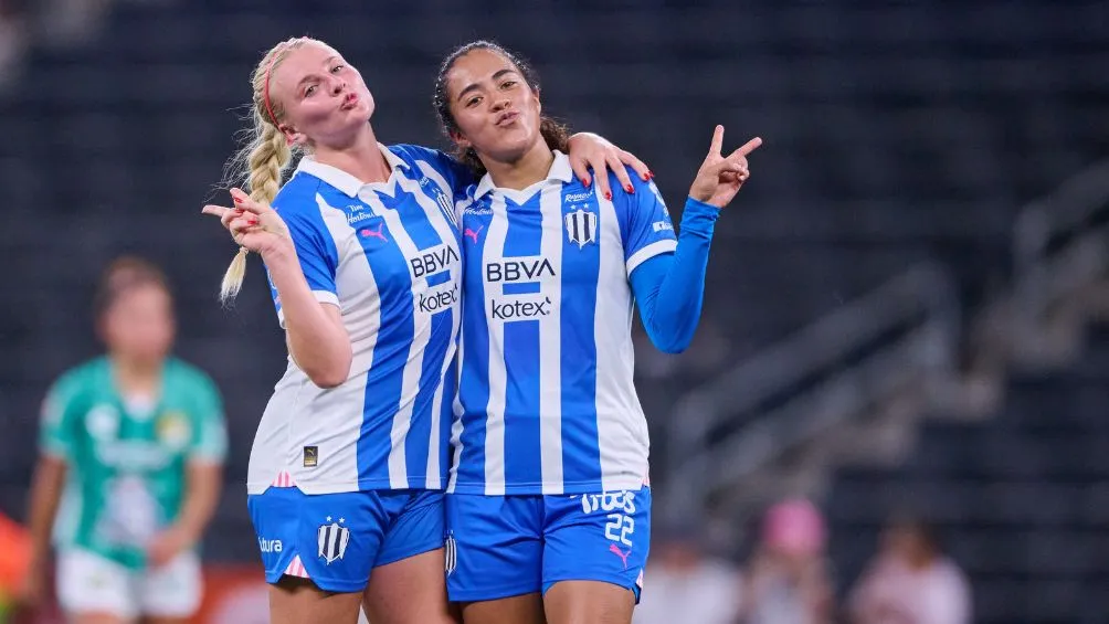 Las jugadoras de Rayadas celebran la goleada ante las Esmeraldas