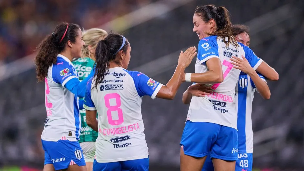 Las jugadoras celebran con Burkenroad