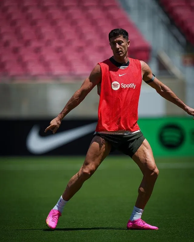 INSTAGRAM @fcbarcelona Lewandowski calentando con los españoles