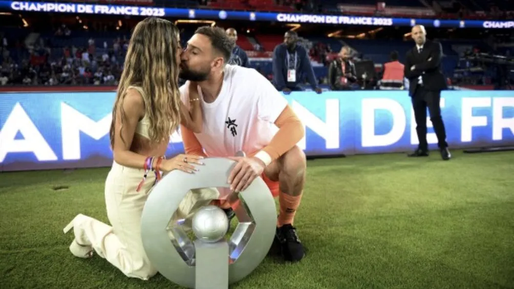 Donnarumma junto a su pareja