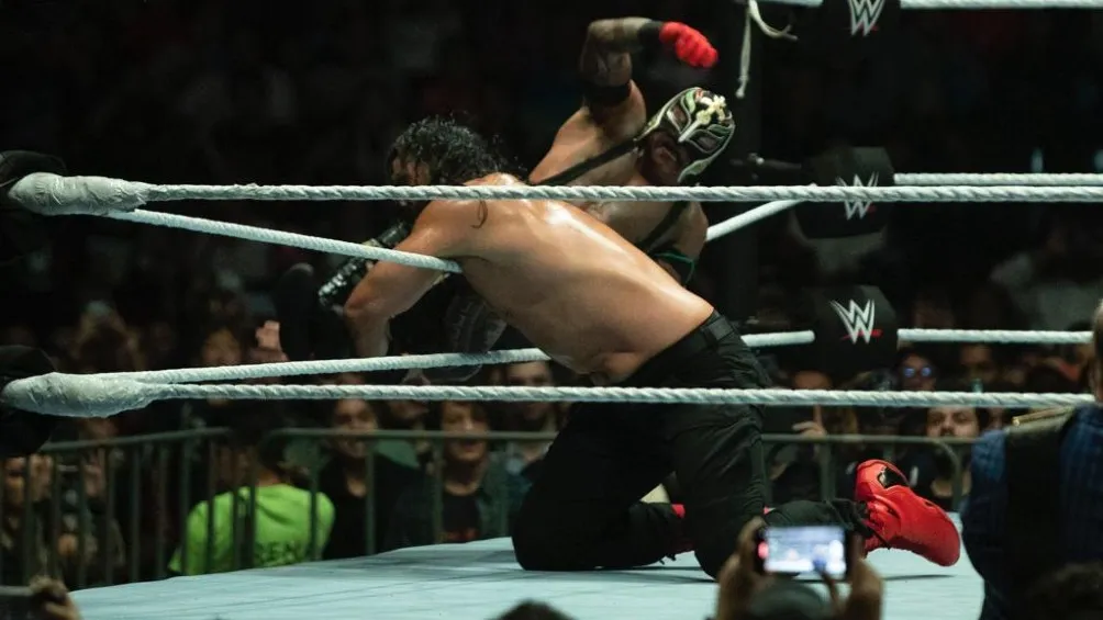 Rey Misterio aplicó el 619 a Roman Reigns