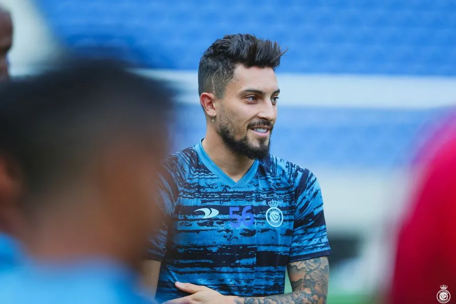 Alex Telles en su primer entrenamiento con el Al-Nassr