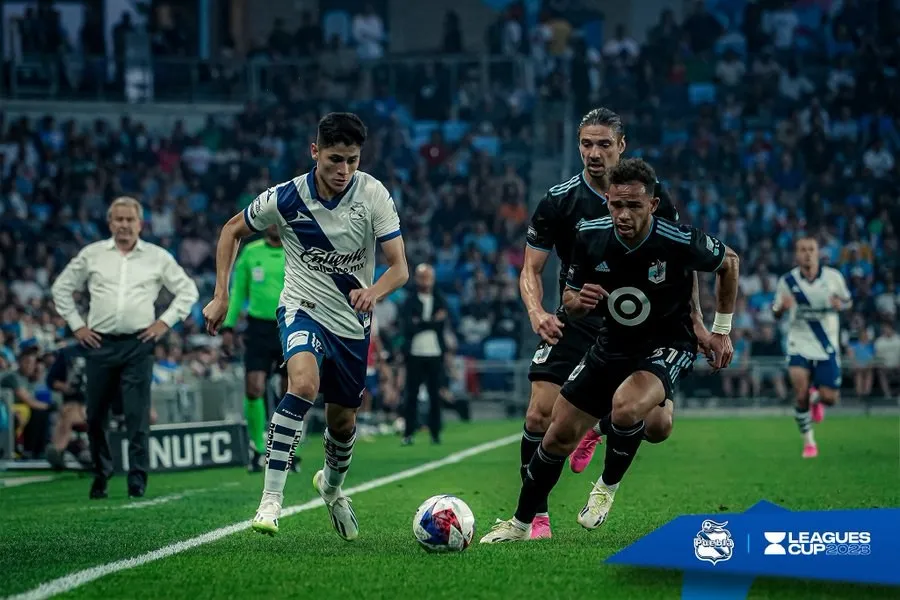 Puebla y Minnesota United disputando el balón