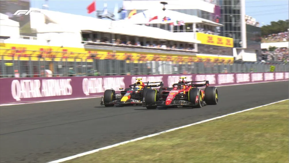 El mexicano rebasando a Carlos Sainz