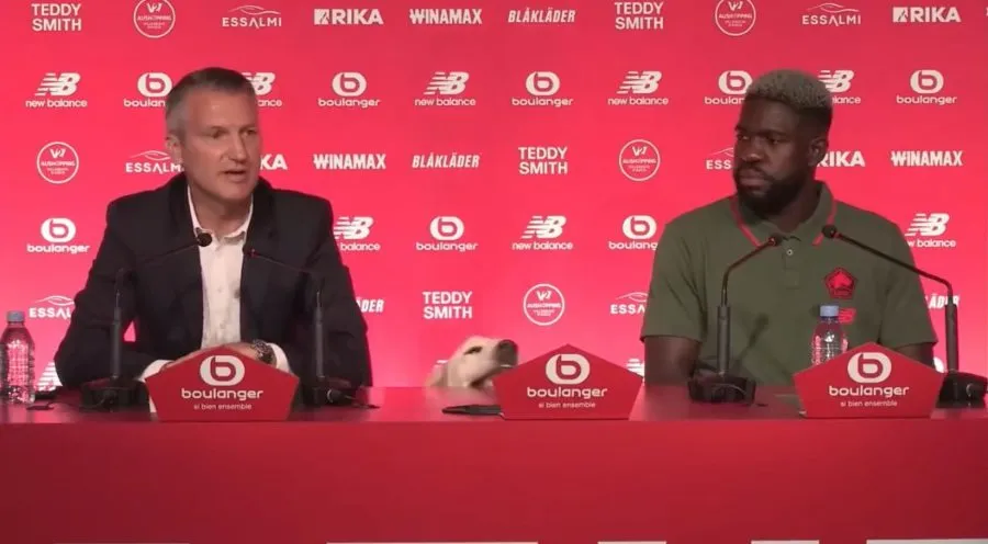 Perrito aparece en conferencia de prensa
